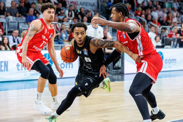 Joshua Obiesie, BMA365 Bamberg Baskets, 77, Ishmael Leggett, MHP Riesen Ludwigsburg, 05, Trevon Scott BMA365 Bamberg Baskets, 13, BMA365 Bamberg Baskets vs. MHP RIESEN Ludwigsburg, Basketball, easyCredit BBL, Matchday 3, September 26, 2026 BMA365 Bamberg Baskets vs. MHP RIESEN Ludwigsburg, Basketball, easyCredit BBL, Matchday 3, September 26, 2026 Bamberg Copyright: xEibner-Pressefoto G.xSantemizx EP_EER