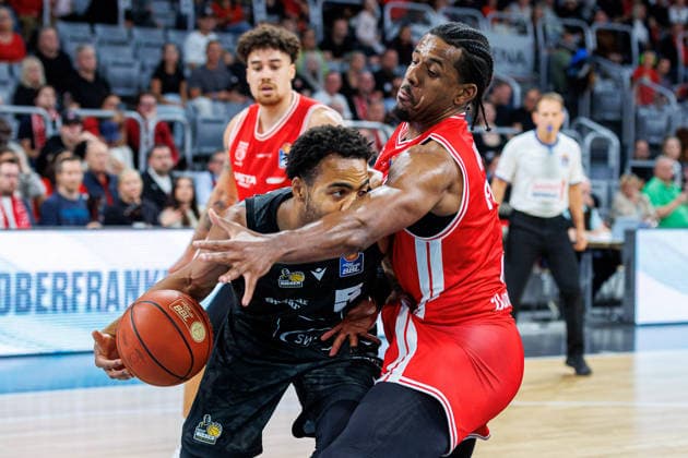 Ishmael Leggett, MHP Riesen Ludwigsburg, 05; Trevon Scott, BMA365 Bamberg Baskets, 13; BMA365 Bamberg Baskets vs. MHP RIESEN Ludwigsburg, Basketball, easyCredit BBL, Matchday 3, September 26, 2026 BMA365 Bamberg Baskets vs. MHP Riesen Ludwigsburg, Basketball, easyCredit BBL, Matchday 3, September 26, 2026 Bamberg Copyright: xEibner-Pressefoto G.xSantemizx EP_EER