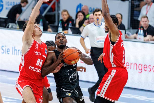 Yuval Hochstadter, BMA365 Bamberg Baskets, 66; Jordan Wright, BMA365 Bamberg Baskets, 03; BMA365 Bamberg Baskets vs. MHP RIESEN Ludwigsburg, Basketball, easyCredit BBL, Matchday 3, September 26, 2026 BMA365 Bamberg Baskets vs. MHP RIESEN Ludwigsburg, Basketball, easyCredit BBL, Matchday 3, September 26, 2026 Bamberg Copyright: xEibner-Pressefoto G.xSantemizx EP_EER