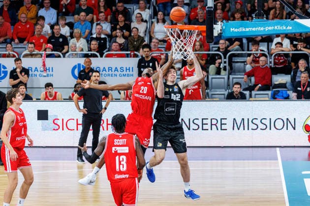 Hason Ward, BMA365 Bamberg Baskets, 20; Thomas Rutherford, MHP Riesen Ludwigsburg, 42; BMA365 Bamberg Baskets vs. MHP RIESEN Ludwigsburg, Basketball, easyCredit BBL, Matchday 3, September 26, 2026 BMA365 Bamberg Baskets vs. MHP Riesen Ludwigsburg, Basketball, easyCredit BBL, Matchday 3, September 26, 2026 Bamberg Copyright: xEibner-Pressefoto G.xSantemizx EP_EER