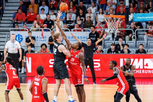 Thomas Rutherford, MHP Riesen Ludwigsburg, 42; Hason Ward, BMA365 Bamberg Baskets, 20; BMA365 Bamberg Baskets vs. MHP RIESEN Ludwigsburg, Basketball, easyCredit BBL, Matchday 3, September 26, 2026 BMA365 Bamberg Baskets vs. MHP RIESEN Ludwigsburg, Basketball, easyCredit BBL, Matchday 3, September 26, 2026 Bamberg Copyright: xEibner-Pressefoto G.xSantemizx EP_EER