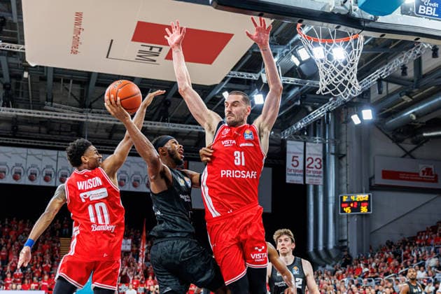 Mylik Wilson, BMA365 Bamberg Baskets, 10; Justin Kier, MHP Riesen Ludwigsburg, 01; Daniel Keppeler, BMA365 Bamberg Baskets, 31; BMA365 Bamberg Baskets vs. MHP RIESEN Ludwigsburg, Basketball, easyCredit BBL, Matchday 3, September 26, 2026 BMA365 Bamberg Baskets vs. MHP RIESEN Ludwigsburg, Basketball, easyCredit BBL, Matchday 3, September 26, 2026 Bamberg Copyright: xEibner-Pressefoto G.xSantemizx EP_EER