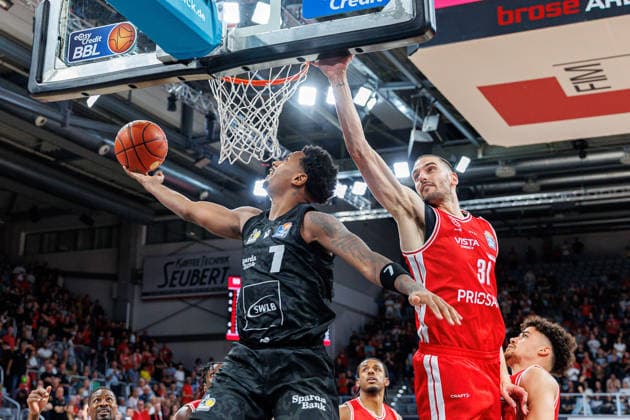 Elijah Hughes, MHP Riesen Ludwigsburg, 07; Daniel Keppeler, BMA365 Bamberg Baskets, 31; BMA365 Bamberg Baskets vs. MHP RIESEN Ludwigsburg, Basketball, easyCredit BBL, Matchday 3, September 26, 2026 BMA365 Bamberg Baskets vs. MHP RIESEN Ludwigsburg, Basketball, easyCredit BBL, Matchday 3, September 26, 2026 Bamberg Copyright: xEibner-Pressefoto G.xSantemizx EP_EER