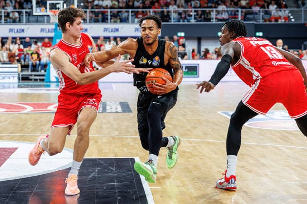 Richard Balint, BMA365 Bamberg Baskets, 11; Trevon Scott, BMA365 Bamberg Baskets, 13; BMA365 Bamberg Baskets vs. MHP RIESEN Ludwigsburg, Basketball, easyCredit BBL, Matchday 3, September 26, 2026 BMA365 Bamberg Baskets vs. MHP RIESEN Ludwigsburg, Basketball, easyCredit BBL, Matchday 3, September 26, 2026 Bamberg Copyright: xEibner-Pressefoto G.xSantemizx EP_EER