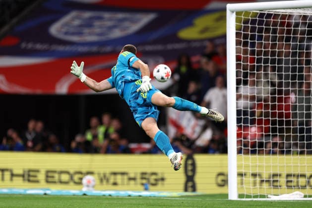 England gegen Spanien, 26. September 2026, London, UEFA Nations League, England gegen Spanien: Der spanische Torhüter Unai Simon hechtet nach dem Ball. Foto: Jacques Feeney, Abseits, London, Großbritannien  Copyright: xJacquesxFeeneyx xOffsidexOffside
