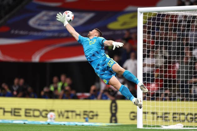 England gegen Spanien, 26. September 2026, London, UEFA Nations League, England gegen Spanien: Der spanische Torhüter Unai Simon hechtet nach dem Ball. Foto: Jacques Feeney, Abseits, London, Großbritannien  Copyright: xJacquesxFeeneyx xOffsidexOffside