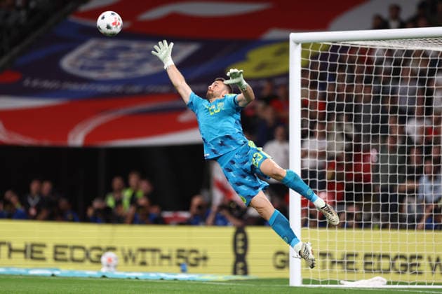 England gegen Spanien, 26. September 2026, London, UEFA Nations League, England gegen Spanien: Der spanische Torhüter Unai Simon hechtet nach dem Ball. Foto: Jacques Feeney, Abseits, London, Großbritannien  Copyright: xJacquesxFeeneyx xOffsidexOffside