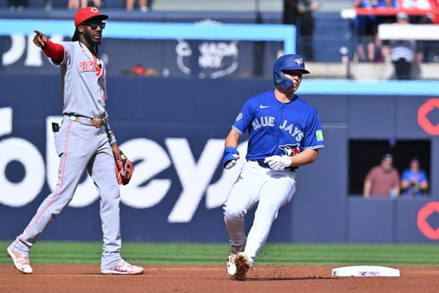 September 26, 2026, Toronto, On, Canada: Toronto Blue Jays Brett Bateman, right, stops at second base under the watchful eye of Cincinnati Reds shortstop Elly De La Cruz, left, after advancing on a wild pitch against the Cincinnati Reds during first inning MLB, Baseball Herren, USA baseball action in Toronto on Saturday, Sept. 26, 2026. Canada News - September 26, 2026  - ZUMAc35_ 20260926_zaf_c35_051 Copyright: xJonxBlackerx