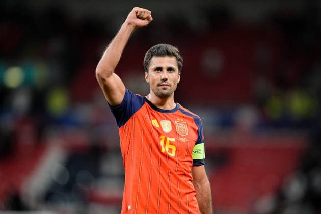 UEFA Nations League: England v Spain Rodri of Spain applauds the fans after the final whistle during the UEFA Nations League match England vs Spain at Wembley Stadium, London, United Kingdom on 26 September 2026 (Photo by Maynard Manyowa News Images) London Wembley Stadium Greater London United Kingdom Copyright: xMaynardxManyowa NewsxImagesx