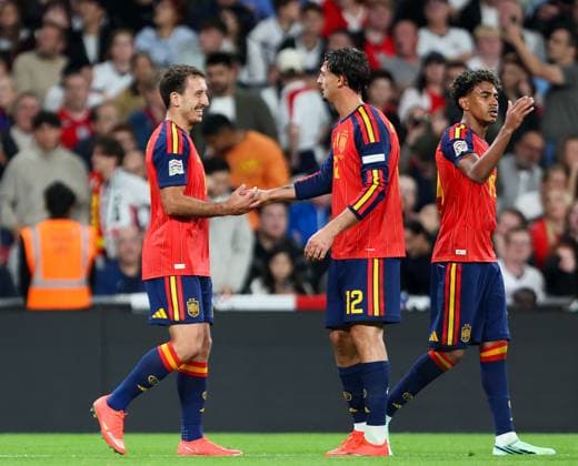 Mikel Oyarzabal of Spain (left) celebrates scoring his teams 3rd and winning goal with Marc Pubill (12) and Lamine Yamal (right) England v Spain, UEFA Nations League 2026 27 Group A3, Football, Wembley Stadium, London, UK, 26 09 2026 - 26 Sep 2026London Wembley Stadium England United Kingdom  Copyright: xHanc WiredxPhotos Shutterstockx 17171296cr