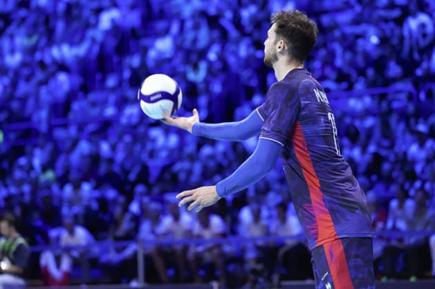 IPA89009402 - 17 Trevor Clevenot (France) serving during the CEV Enel EuroVolley 2026 Gold Medal Final between Poland and France at the Unipol Forum in Milan, Italy, on September 26, 2026, during EuroVolley 2026 - Gold Medal Final - France vs. Poland, CEV EuroVolley Men s match in Assago (MI), Italy, September 26, 2026  Copyright: xValerioxOrigo IPAxSportx xx IPA89009402