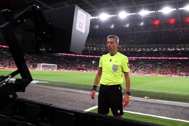 England gegen Spanien, 26. September 2026, London, UEFA Nations League: England gegen Spanien – Schiedsrichter Davide Massa überprüft die VAR-Aufzeichnung. Foto: Jacques Feeney – Abseits, London, Großbritannien  Copyright: xJacquesxFeeneyx xOffsidexOffside