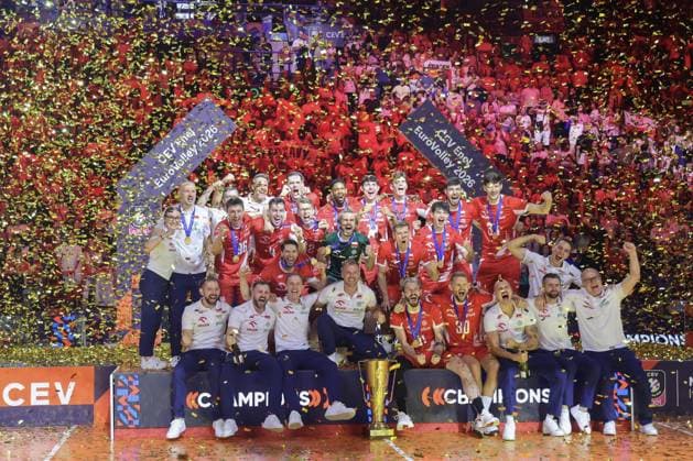 IPA89012380 - Team Poland celebrates first place during the CEV Enel EuroVolley 2026 match between Poland and France at the Unipol Forum in Milan, Italy, on September 26, 2026, during EuroVolley 2026 - Gold Medal Final - France vs. Poland, CEV EuroVolley Men s match in Assago (MI), Italy, September 26, 2026  Copyright: xValerioxOrigo IPAxSportx xx IPA89012380