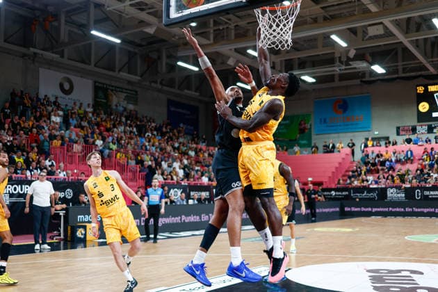 Frank Champion, MLP Academics Heidelberg, 55, and Jesse Chidera, Ani Tigers Tübingen, 14, GER, Tigers Tübingen vs. MLP Academics Heidelberg, Basketball, ProA, Matchday 1, 2026–2027 Season, September 26, 2026, GER, Tigers Tübingen vs. MLP Academics Heidelberg, Basketball, ProA, Matchday 1, 2026–2027 season, September 26, 2026, Tigers Tübingen Copyright: xEibner-Pressefoto KirstenxJaegerx
