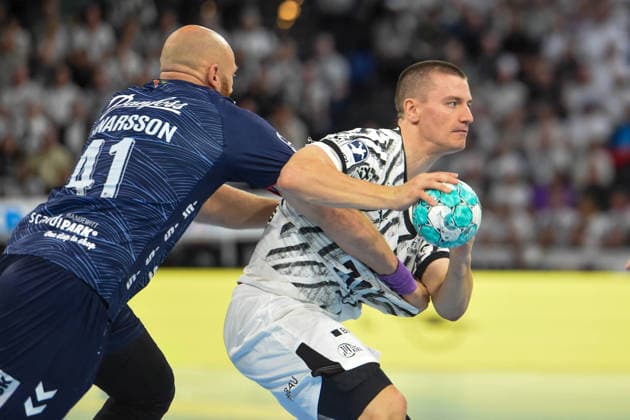 Handball I Men I 2026–2027 Season I Bundesliga I Matchday 6 I THW Kiel vs. SG Flensburg Handewitt I September 26, 2026; from left: Arnar Freyr Arnasson 30, SG Flensburg Handewitt, Elias Ellefsen a Skipagötu 71, THW Kiel Copyright: xLobeca JanxKirschnerx