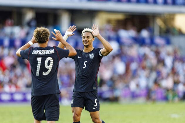 ORLANDO, FLORIDA - SEPTEMBER 26: United States forward Julian Hall celebrates his assist with defender Antonee Robinson during the second half of the International Friendly, Länderspiel, Nationalmannschaft between USA and Peru at Inter&Co Stadium on September 26, 2026 in Orlando, Florida Copyright: xMorganxTenczax xSPPx Sportspressphoto_SPR240752