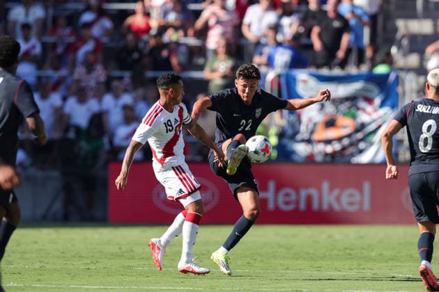 September 26, 2026, Orlando, Florida, USA: United States forward JUSTIN ELLIS (22) battles for the ball during a match against Peru. The United States hosted Peru in an International Friendly, Länderspiel, Nationalmannschaft at Inter&Co Stadium in Orlando, FL. Orlando USA - ZUMAm299 20260926_znp_m299_029 Copyright: xTaylorxMcFeex