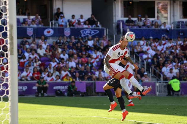 September 26, 2026, Orlando, Florida, USA: Peru forward GIANLUCA LAPADULA (9) heads the ball during a match against United States. The United States hosted Peru in an International Friendly, Länderspiel, Nationalmannschaft at Inter&Co Stadium in Orlando, FL. Orlando USA - ZUMAm299 20260926_znp_m299_018 Copyright: xTaylorxMcFeex