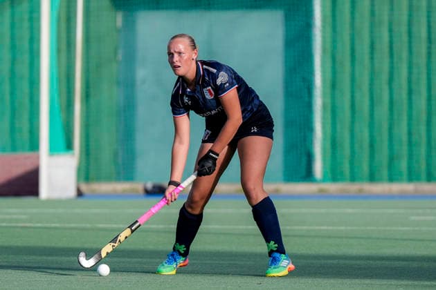 Wenke Kurz FHC, 27, with the ball, isolated shot, full-body, single frame, single photo, action, September 26, 2026, Mannheim, Germany, hockey, 2nd Bundesliga South Division, women s, Feudenheimer HC vs. Nürnberger HTC xozx