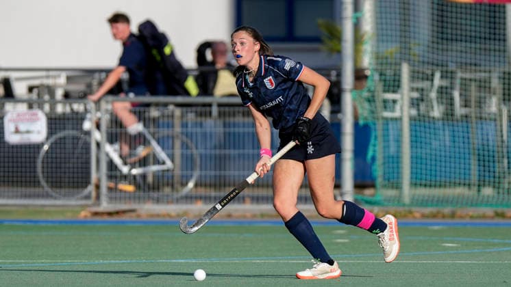 Denise Hechler FHC, 33, with the ball, cutout, full-body, single frame, single photo, action, September 26, 2026, Mannheim, Germany, hockey, 2nd Bundesliga South Division, women, Feudenheimer HC vs. Nürnberger HTC xozx