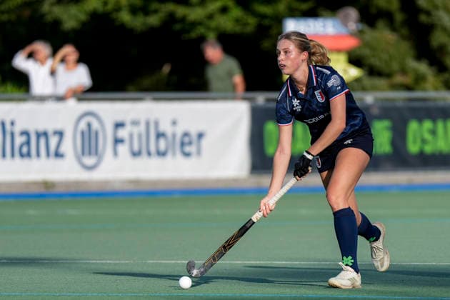Chiara Schubert FHC, 39, on the ball, cutout, full-body, single frame, single photo, action, September 26, 2026, Mannheim, Germany, hockey, 2nd Bundesliga South Division, women s, Feudenheimer HC vs. Nürnberger HTC xozx
