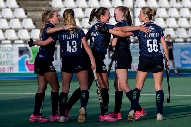 Players from Feudenheimer HC celebrate the goal that makes it 2-0, Cheering, goal celebration, scoring a goal, celebrate the goal, goal, celebration, cheering over the goal, joy, happiness, happy, optimistic, positive, game scene, highlight, action, 26 09 2026, Mannheim, Germany, hockey, 2nd Bundesliga South Division, women’s, Feudenheimer HC vs. Nürnberger HTC xozx