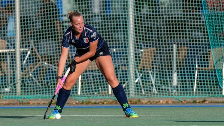 Wenke Kurz FHC, 27, with the ball, isolated shot, full-body, single frame, single photo, action, September 26, 2026, Mannheim, Germany, hockey, 2nd Bundesliga South Division, women, Feudenheimer HC vs. Nürnberger HTC xozx