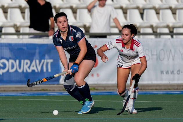 From left: Luisa Höfling Conradi (FHC), 18; Hannah Wilbertz (NHTC), 8; tackle, game scene, duel, tackle, tackling, dynamics, action, 26 09 2026, Mannheim, Germany, Hockey, 2nd Bundesliga South Division, Women, Feudenheimer HC vs. Nürnberger HTC xozx