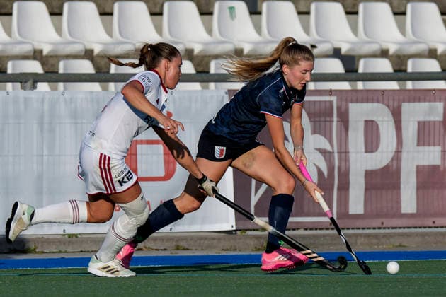 From left: Maria Thoms (NHTC), 12, Carla Mees (FHC), 23, one-on-one, game scene, duel, tackle, tackling, dynamism, action, 09 26 2026, Mannheim, Germany, hockey, 2nd Bundesliga South Division, women’s, Feudenheimer HC vs. Nürnberger HTC xozx