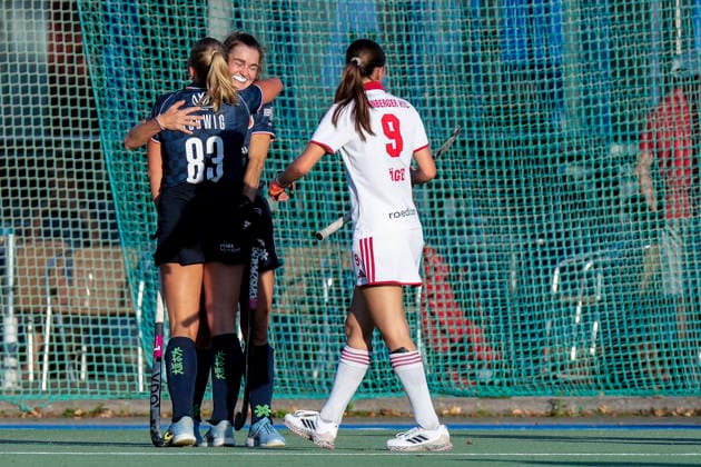 From left: Jule Koßwig Kosswig, FHC, 83, hugs goal scorer Leah Lörsch, FHC, 84; players from Feudenheimer HC celebrate the 3-0 goal, Celebration, goal celebration, goal scored, celebrating the goal, goal, celebration, celebrating the goal, joy, happiness, happy, optimistic, positive, game scene, highlight, action, 26 09 2026, Mannheim, Germany, hockey, 2nd Bundesliga South Division, women’s, Feudenheimer HC, Nürnberger HTC xozx