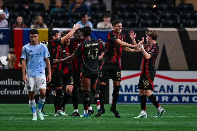 ATLANTA, GA - SEPTEMBER 26: Atlanta United players react after a first-half goal during the MLS, Fussball Herren, USA match between New York City FC and Atlanta United FC on September 26th, 2026 at Mercedes-Benz Stadium in Atlanta, GA. (Photo by Rich von Biberstein Icon Sportswire) SOCCER: SEP 26 MLS Atlanta United vs New York City FC EDITORIAL USE ONLY Icon260926003