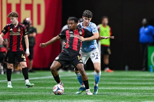 ATLANTA, GA - SEPTEMBER 26: Mauricio Amaro 14 of Atlanta and Jonathan Shore 32 of New York battle for possession during the MLS, Fussball Herren, USA match between New York City FC and Atlanta United FC on September 26th, 2026 at Mercedes-Benz Stadium in Atlanta, GA. (Photo by Rich von Biberstein Icon Sportswire) SOCCER: SEP 26 MLS Atlanta United vs New York City FC EDITORIAL USE ONLY Icon260926004