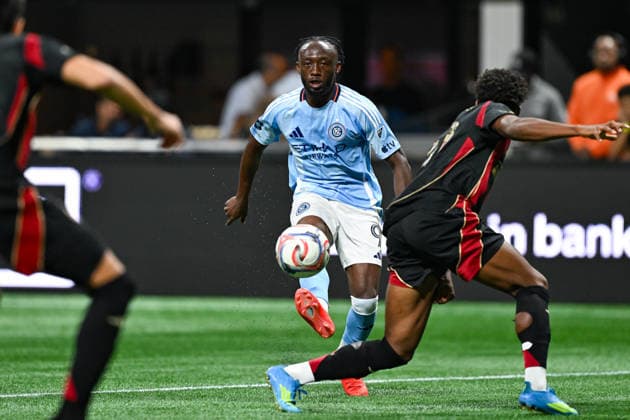 ATLANTA, GA - SEPTEMBER 26: Benie Traore 9 of New York passes the ball into the box during the MLS, Fussball Herren, USA match between New York City FC and Atlanta United FC on September 26th, 2026 at Mercedes-Benz Stadium in Atlanta, GA. (Photo by Rich von Biberstein Icon Sportswire) SOCCER: SEP 26 MLS Atlanta United vs New York City FC EDITORIAL USE ONLY Icon260926007