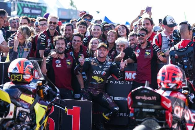 SBK Round 10 EICMA Italian Round (Podium Race 1) in San Martino del Lago, Italy - 26 Sep 2026 Sam Lowes of ELF Marc VDS Racing Team with Ducati Panigale V4R celebrates the third place in Race 1 during Podium Race 1 of SBK Round 10 EICMA Italian Round. San Martino del Lago Italy Copyright: xFabrizioxCarabellix xSOPAxImagesx Fabrizio-Carabelli-1454069