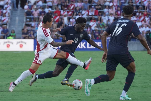 Yunus Musah (C) of United States in action against Gianluca Lapadula (L) of Peru during a friendly match between the United States and Peru at Inter&Co Stadium in Orlando, United States, 26 September 2026. International Friendly, Länderspiel, Nationalmannschaft United States vs. Peru !ACHTUNG: NUR REDAKTIONELLE NUTZUNG!  Copyright: xKennethxFernandezx AMDEP3150 20260927-55021515797_1