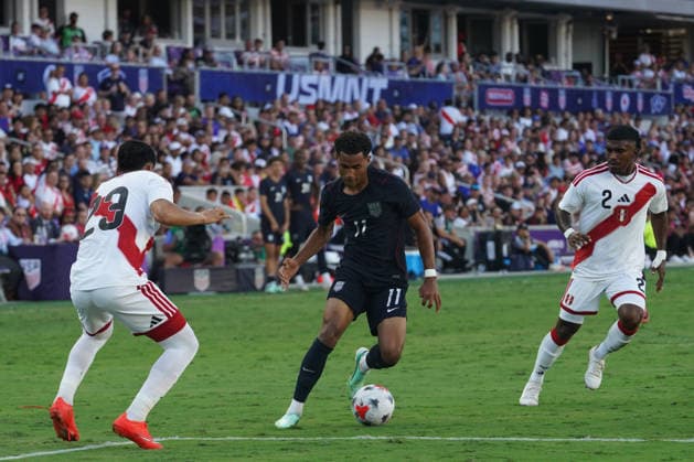 Zavier Gozo (C) of United States in action against Cesar Inga (L) and Oslimg Mora (R) of Peru during a friendly match between the United States and Peru at Inter&Co Stadium in Orlando, United States, 26 September 2026. International Friendly, Länderspiel, Nationalmannschaft United States vs. Peru !ACHTUNG: NUR REDAKTIONELLE NUTZUNG!  Copyright: xKennethxFernandezx AMDEP3205 20260927-55021515800_1