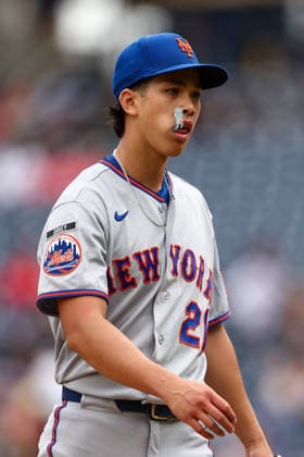 September 26, 2026, Washington D.C, District Of Columbia, United States: Washington, DC; New York Mets pitcher Jonah Tong (21) walks off the mound during a Major League Baseball game against the Washington Nationals at Nationals Park on Saturday, September 26, 2026. The Mets beat the Nationals 7-1. MLB, Baseball Herren, USA New York Mets 7:1 Washington Nationals  - ZUMAp258 20260926_znp_p258_018 Copyright: xStevexPrakopex