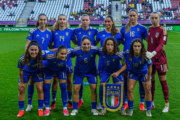 Italy players pose for a photo during 2026 FIFA U-20 Women™s World Cup Bronze Final match between teams of Italy and Colombia in Lodz, Poland (Tomasz Karczewski Ball Raw Images) Lodz Stadion Miejski LKS Lodz Poland Copyright: xTomaszxKarczewskix tomaszkarczewski_wlochy_kolumbia_u20_2627_TK2_7830