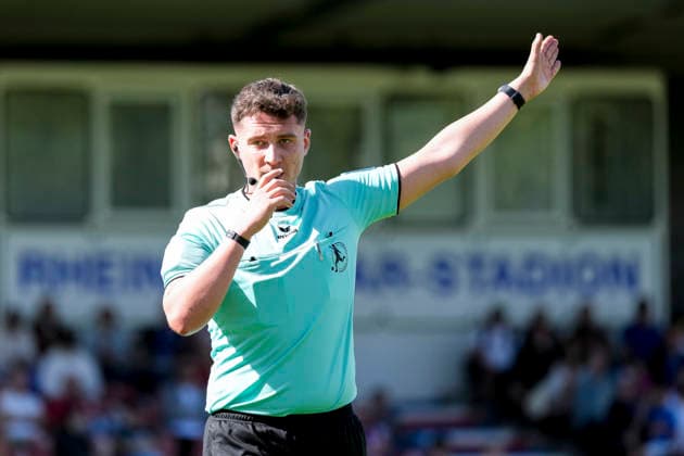 Nico Dönge, referee, giving instructions, gesturing, gesturing with his arms, single frame, single photo, action, September 26, 2026, Mannheim, Germany, soccer, Regionalliga Südwest, VfR Mannheim vs. SG Barockstadt Fulda Lehnerz xozx