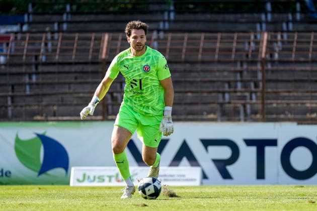 David Nreca Bisinger, goalkeeper, VfR Mannheim, 1, on the ball, free kick, full body, single frame, single photo, action, September 26, 2026, Mannheim, Germany, soccer, Regionalliga Südwest, VfR Mannheim vs. SG Barockstadt Fulda Lehnerz xozx