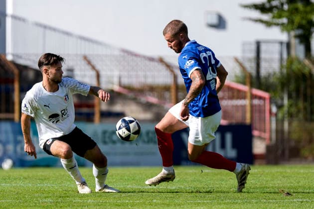 v li Leon Pomnitz SG Barockstadt, 8, Mart Ristl VfR Mannheim, 23, tackle, game scene, duel, tackle, tackling, dynamics, action, 09 26 2026, Mannheim, Germany, soccer, Regionalliga Südwest, VfR Mannheim, SG Barockstadt, Fulda, Lehnerz xozx