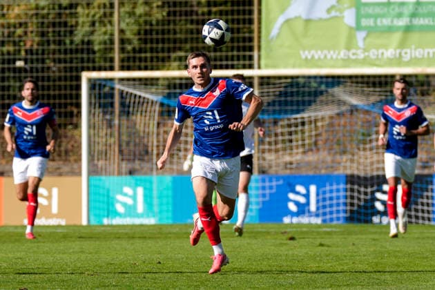 Pasqual Pander, VfR Mannheim, 18, with the ball, isolated figure, full-body shot, single frame, single photo, action, September 26, 2026, Mannheim, Germany, soccer, Regionalliga Südwest, VfR Mannheim vs. SG Barockstadt Fulda Lehnerz xozx