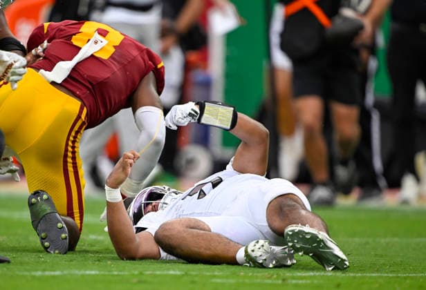 September 26, 2026Southern California Trojans linebacker Desman Stephens II (8) hits Oregon Ducks quarterback Dante Moore (5) during the NCAA, College League, USA football game between the Oregon Ducks and the USC Trojans at the Los Angeles Coliseum in Los Angeles, California. Mandatory Photo Credit : CSM NCAA Football 2026: Oregon Vs USC SEP 26  - ZUMAc04_ 20260926_zma_c04_368 Copyright: xCharlesxBausx