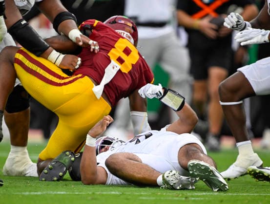 September 26, 2026Southern California Trojans linebacker Desman Stephens II (8) hits Oregon Ducks quarterback Dante Moore (5) during the NCAA, College League, USA football game between the Oregon Ducks and the USC Trojans at the Los Angeles Coliseum in Los Angeles, California. Mandatory Photo Credit : CSM NCAA Football 2026: Oregon Vs USC SEP 26  - ZUMAc04_ 20260926_zma_c04_378 Copyright: xCharlesxBausx