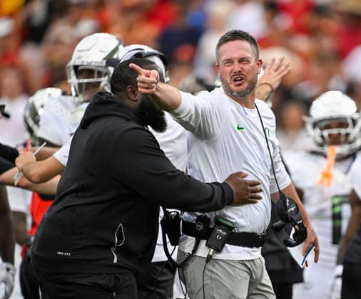 NCAA, College League, USA Football 2026: Oregon Vs USC SEP 26 September 26, 2026 Oregon Ducks head coach Dan Lanning reacts to a targeting call that injured Oregon Ducks quarterback Dante Moore (5) during the NCAA football game between the Oregon Ducks and the USC Trojans at the Los Angeles Coliseum in Los Angeles, California. Mandatory Photo Credit : Charles Baus CSM (Credit Image: Â Charles Baus Cal Media) Los Angeles Ca United States of America EDITORIAL USE ONLY Copyright: xx ZUMA-20260926_zma_c04_372.jpg CharlesxBausx csmphotothree526424