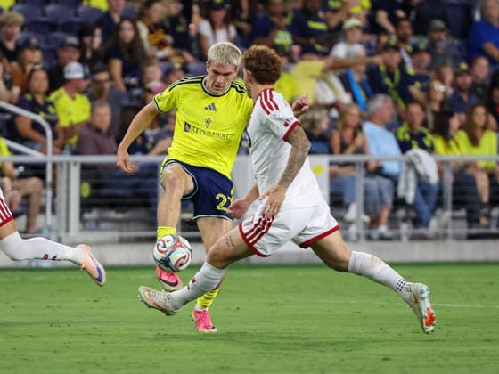 September 26, 2026: Nashville SC defender Reed Baker-Whiting (27) steals the ball away from Toronto FC forward Josh Sargent (9) during a MLS, Fussball Herren, USA regular season match between Toronto FC and Nashville SC at Geodis Park in Nashville, TN. CSM MLS SOCCER 2026: Toronto FC Vs Nashville SC SEP 26  - ZUMAc04_ 20260926_zma_c04_380 Copyright: xStephenxFurstx
