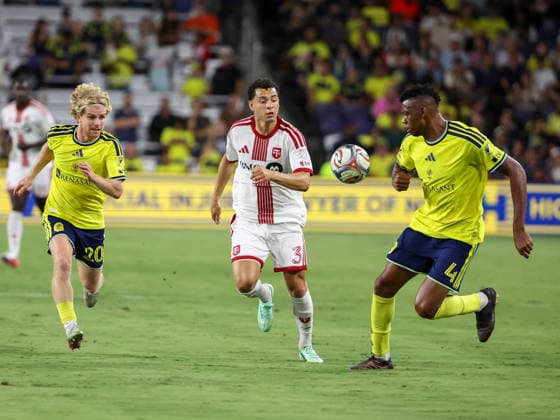 September 26, 2026: Nashville SC defender Jeisson Palacios (4) races Toronto FC defender Matheus Pereira (3) to the ball during a MLS, Fussball Herren, USA regular season match between Toronto FC and Nashville SC at Geodis Park in Nashville, TN. CSM MLS SOCCER 2026: Toronto FC Vs Nashville SC SEP 26  - ZUMAc04_ 20260926_zma_c04_381 Copyright: xStephenxFurstx