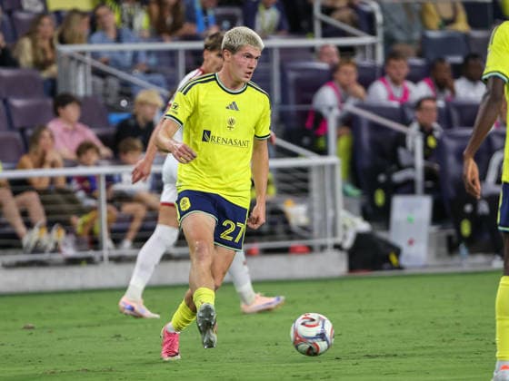 September 26, 2026: Nashville SC defender Reed Baker-Whiting (27) controls the ball during a MLS, Fussball Herren, USA regular season match between Toronto FC and Nashville SC at Geodis Park in Nashville, TN. CSM MLS SOCCER 2026: Toronto FC Vs Nashville SC SEP 26  - ZUMAc04_ 20260926_zma_c04_383 Copyright: xStephenxFurstx