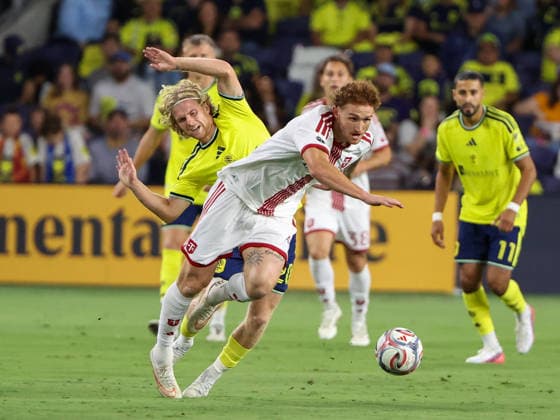 September 26, 2026: Toronto FC forward Josh Sargent (9) advances the ball away from Nashville SC midfielder Edvard Tagseth (20) during a MLS, Fussball Herren, USA regular season match between Toronto FC and Nashville SC at Geodis Park in Nashville, TN. CSM MLS SOCCER 2026: Toronto FC Vs Nashville SC SEP 26  - ZUMAc04_ 20260926_zma_c04_388 Copyright: xStephenxFurstx