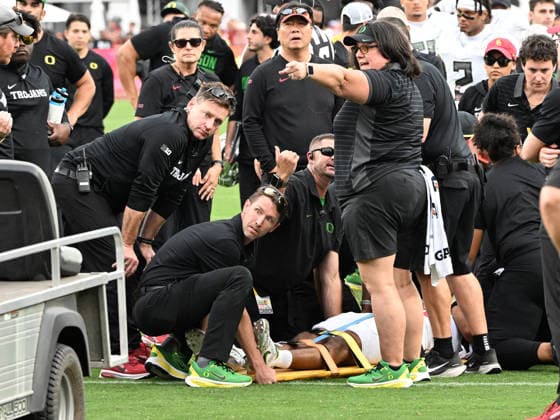LOS ANGELES, CA - SEPTEMBER 27: Oregon Ducks staff and field personnel prepare to load quarterback Dante Moore (5) into a cart after Moore was hit in the head during a college football game against the USC Trojans played on September 27, 2026 at the Los Angeles Memorial Coliseum in Los Angeles, CA. (Photo by John Cordes Icon Sportswire) COLLEGE FOOTBALL: SEP 27 Oregon at USC EDITORIAL USE ONLY Icon506260926025